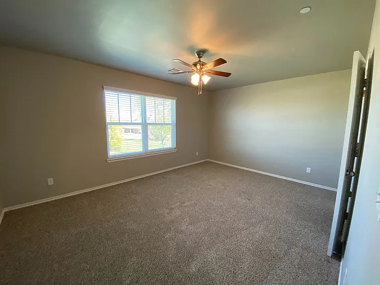 749 SW 14th St — Photo 13
