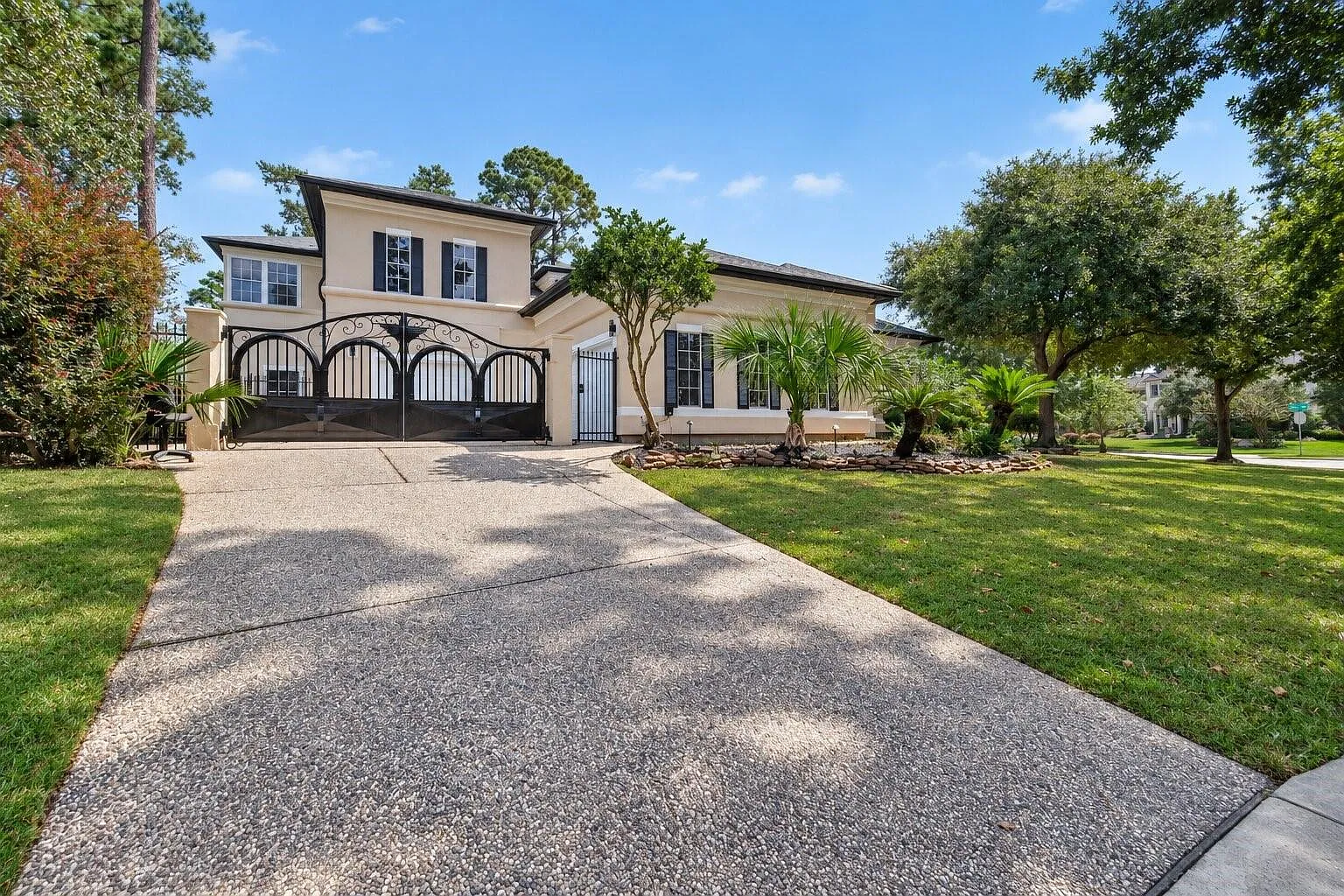 5 bed, 4.5 bath, 5126 sqft, $10,000 — Photo 2