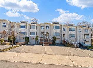 240-46 Oak Park Drive #37a, Little Neck, NY