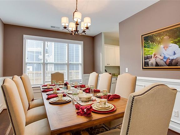 Large Dining room for entertaining