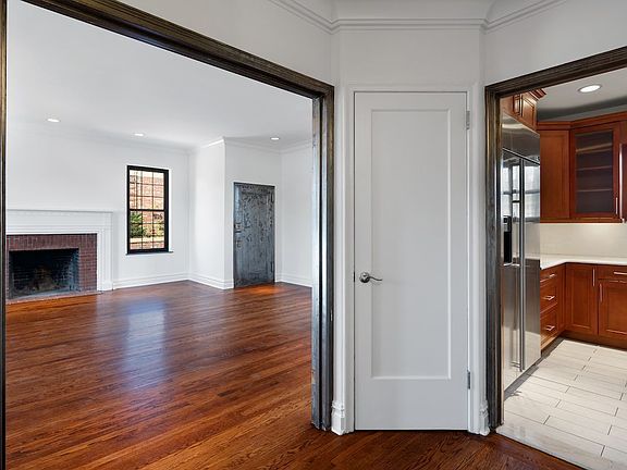 4th image of 430 W 24th St