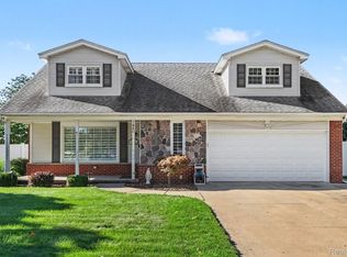 1880 Kenwood St, Trenton, MI 48183