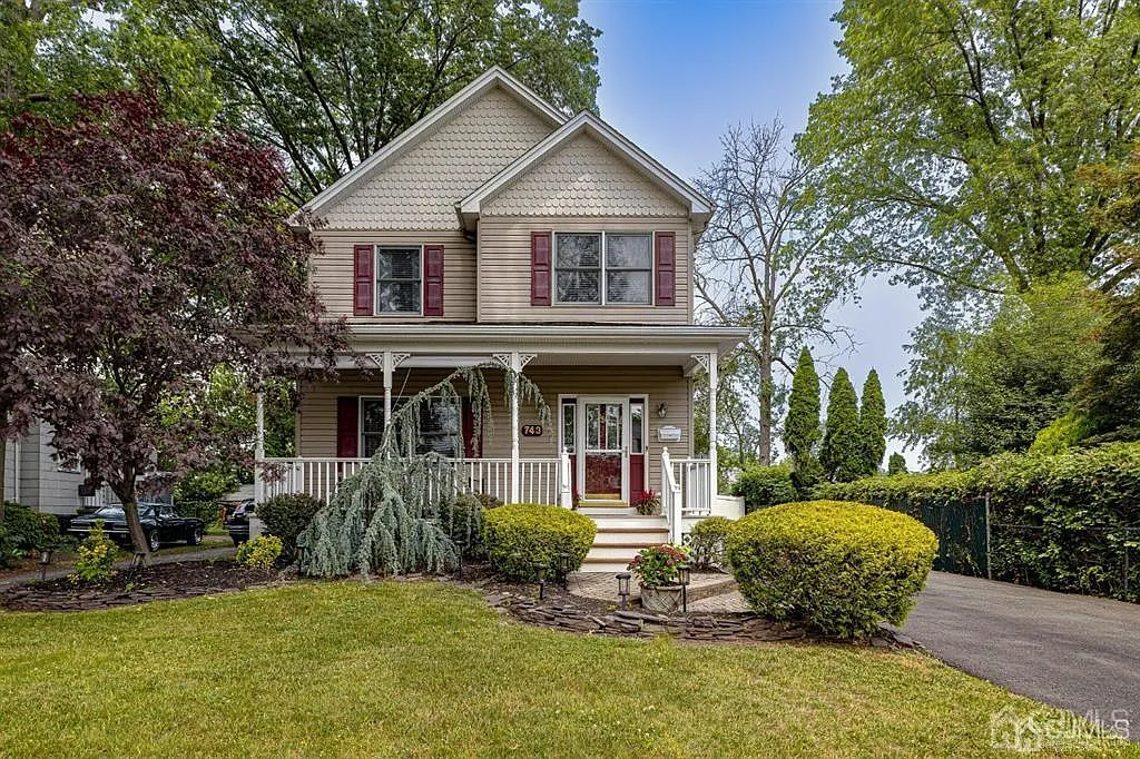 743 Voorhees Ave photo 1
