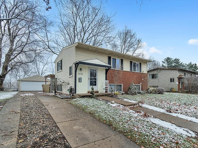 978 Panorama Dr — Photo 2