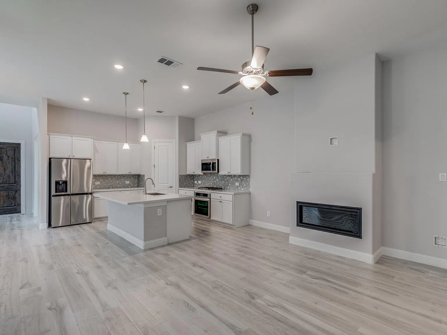 3 bed, 2432 sqft, $3,850 — Photo 4