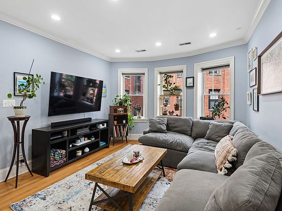 3rd image of 1427 W Elmdale Ave APT 2A