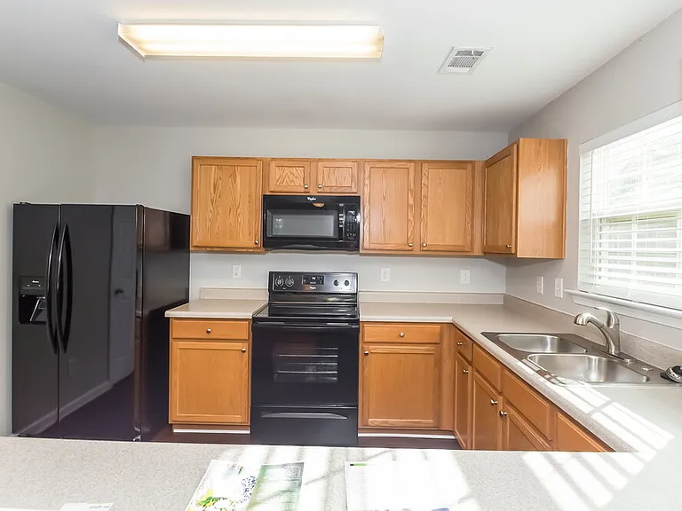 2720 Mayfair Dr — Photo 9