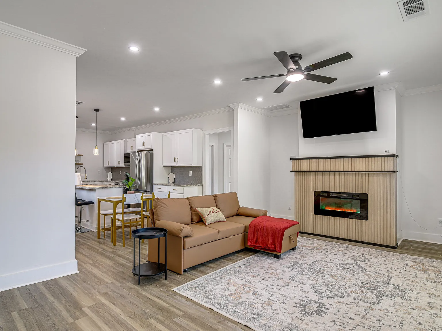 4 bed, 2.5 bath, 1800 sqft, $4,000 — Photo 1