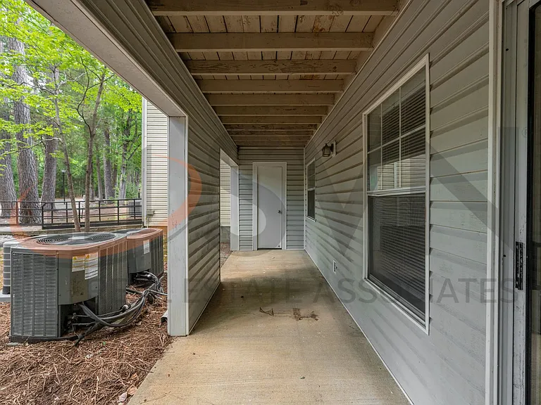 130 Kingsbury Dr — Photo 16