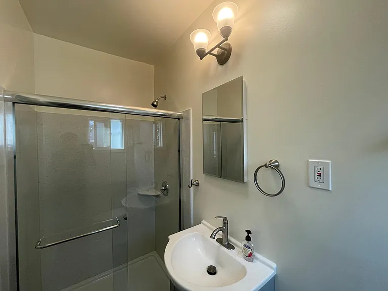 1005 Hemlock Ave — Photo 2