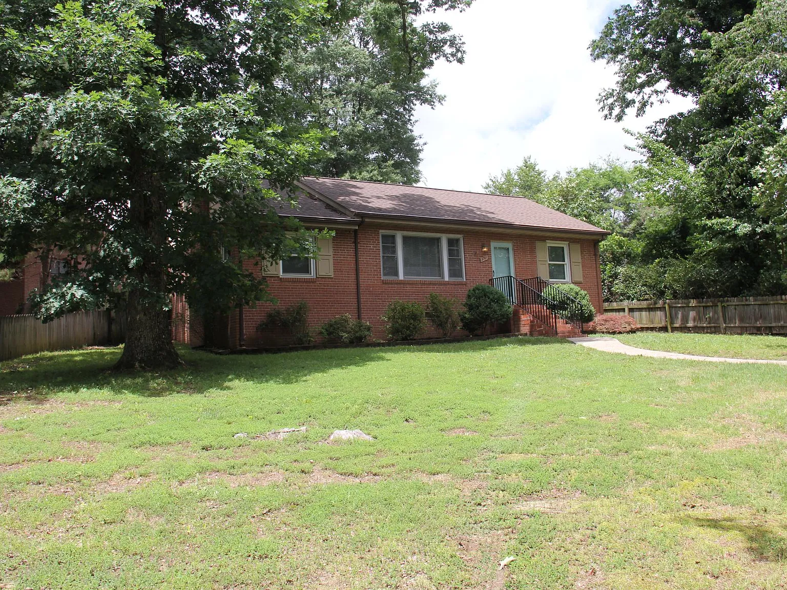 3 bed, 1.5 bath, 1282 sqft, $2,300 — Photo 2