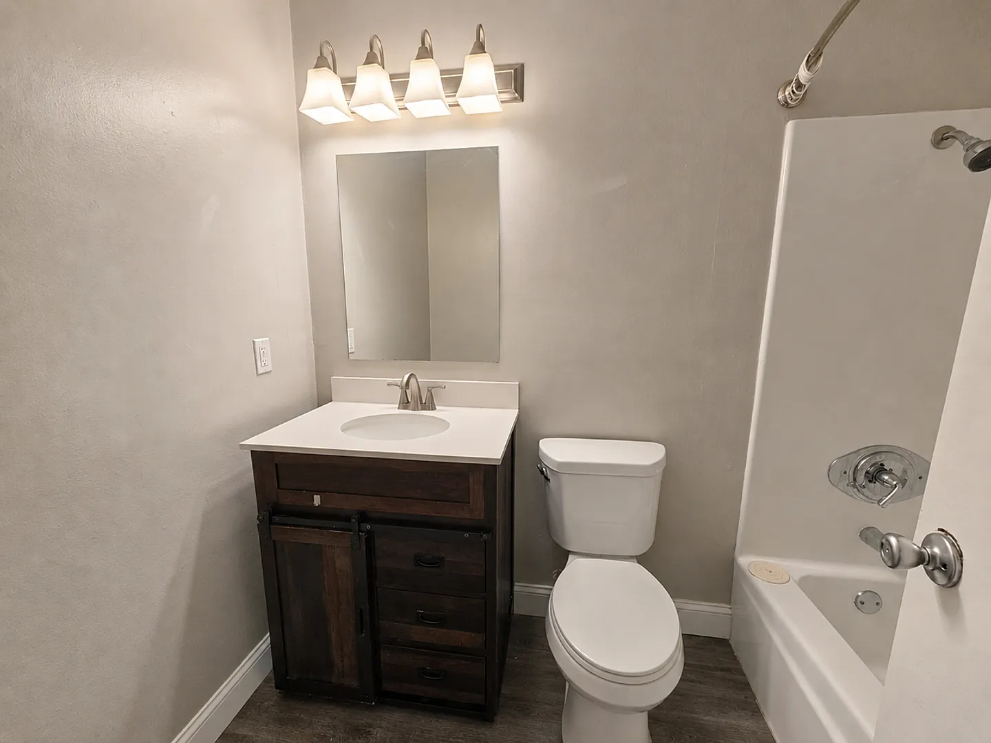 Courtview Square Apartments — Photo 4