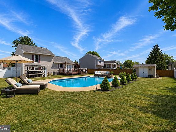 3rd image of 903 Harvey Ln