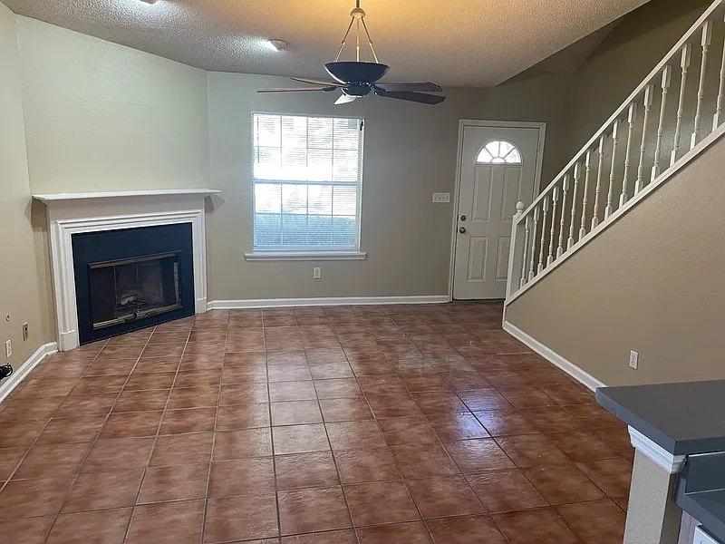 3 bed, 2.0 bath, 1188 sqft, $1,350 — Photo 1