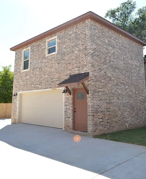 5 bed, 5.5 bath, 2090 sqft, $5,295 — Photo 2