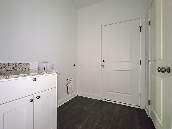 3rd image of 3832 Skylane Ave