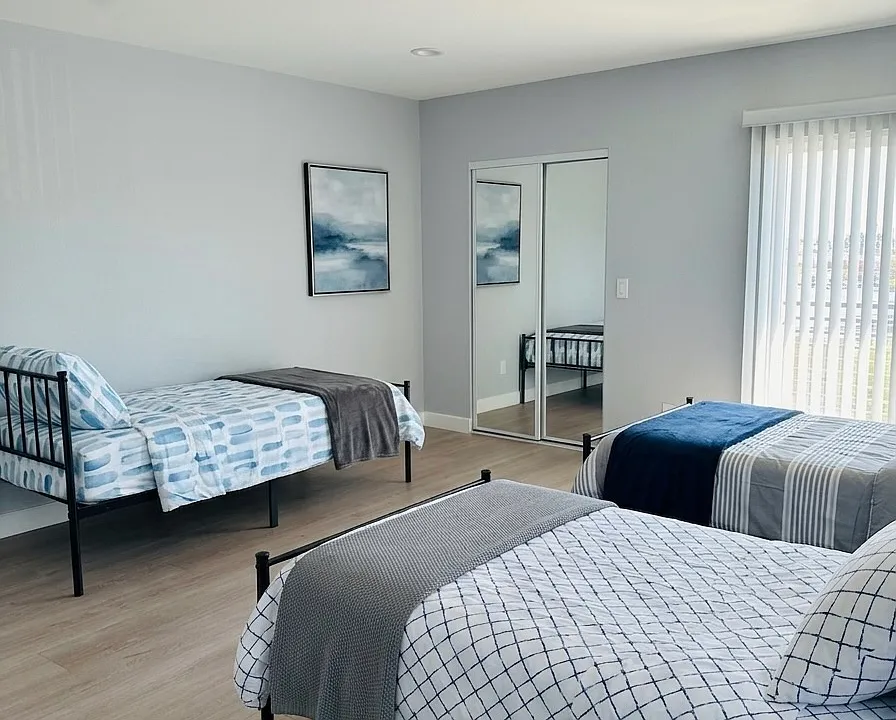 1265 E Adams Blvd #1265