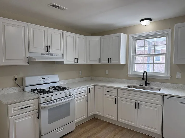 1151 Perry St — Photo 7