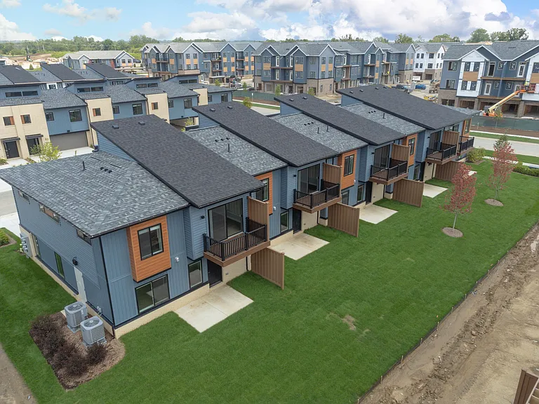 Woodview Commons — Photo 10