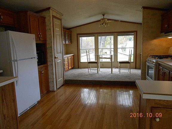 KITCHEN / DINING