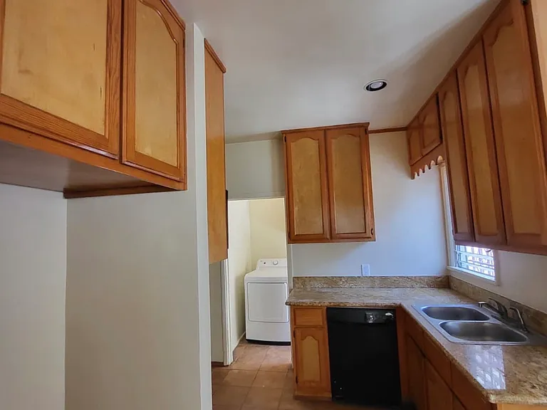 1820 S Wilton Pl — Photo 7