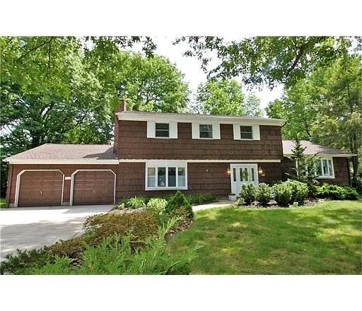 1048 Hoover Dr photo 1