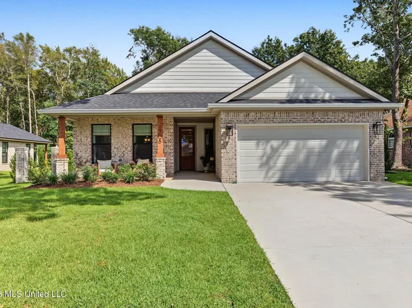 1708 Pelican Ave, Ocean Springs, MS 39564