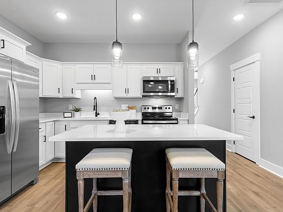 4th image of 401 Jonathan Wade Cir