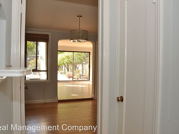 4th image of 2073 Jefferson St