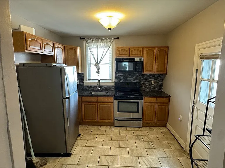 223 E Sheldon St — Photo 4
