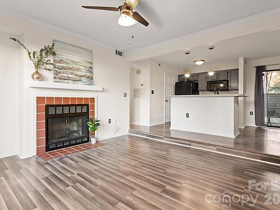 4th image of 212 W 10th St APT 4