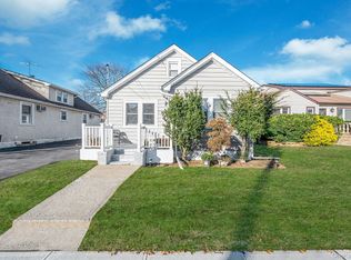 37 Orchard St, Merrick, NY 11566