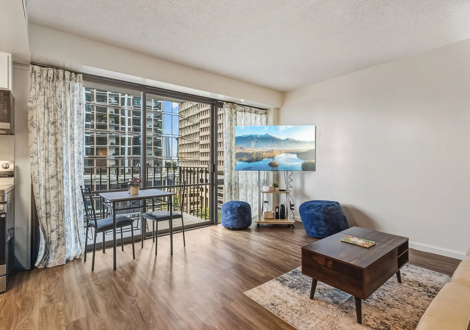 Downtown Honolulu Condo - AC . W/D . Full Kitchen — Photo 3