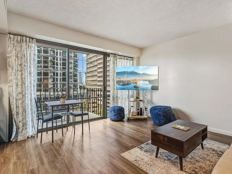 225 Queen St #8C — Photo 3