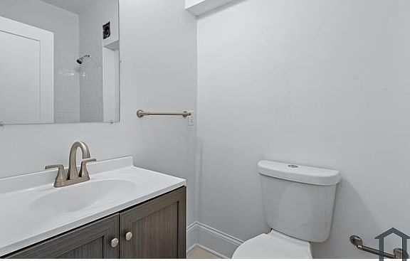 4th image of 801 Logan Ave N #2