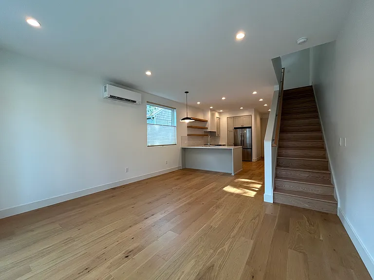 1003 E Washington St — Photo 9