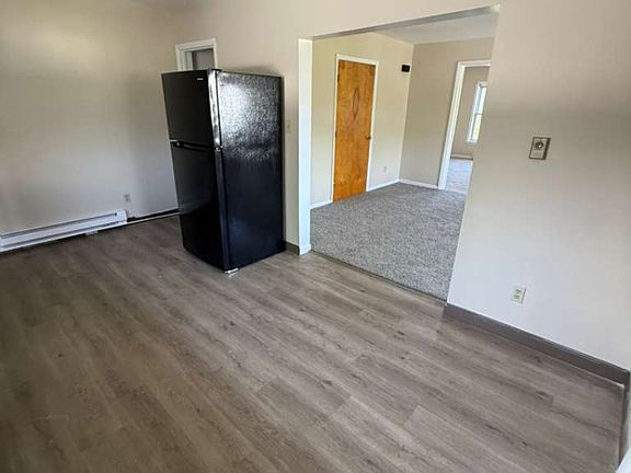 3rd image of 101 E 9th St APT 4