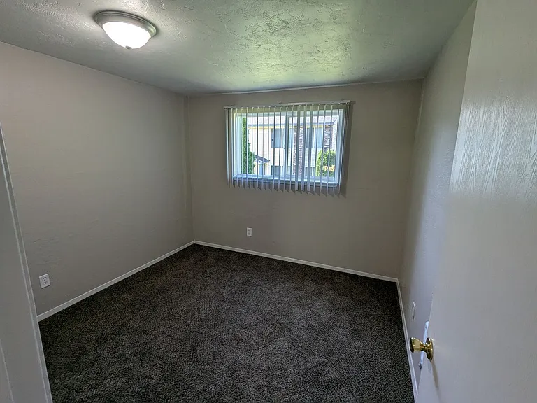 Apartment in West Salem near banks, shopping areas, bus lines, and downtown! ~ Colonial — Photo 72