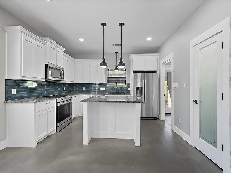 610 E Texas St — Photo 4