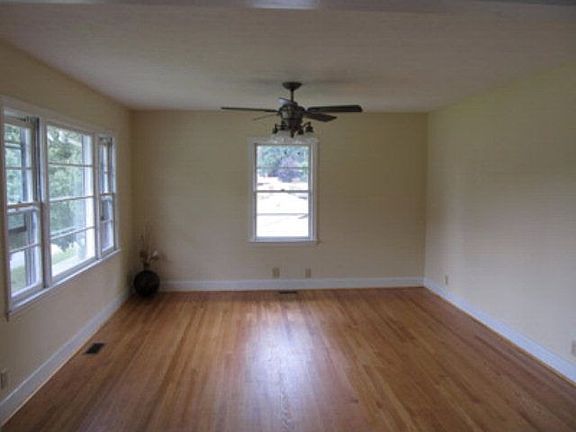 4th image of 1033 E Oak Hill Dr