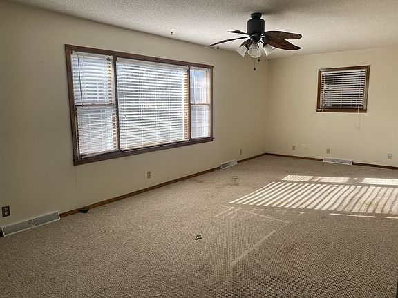 4th image of 15958 Sneed Dr