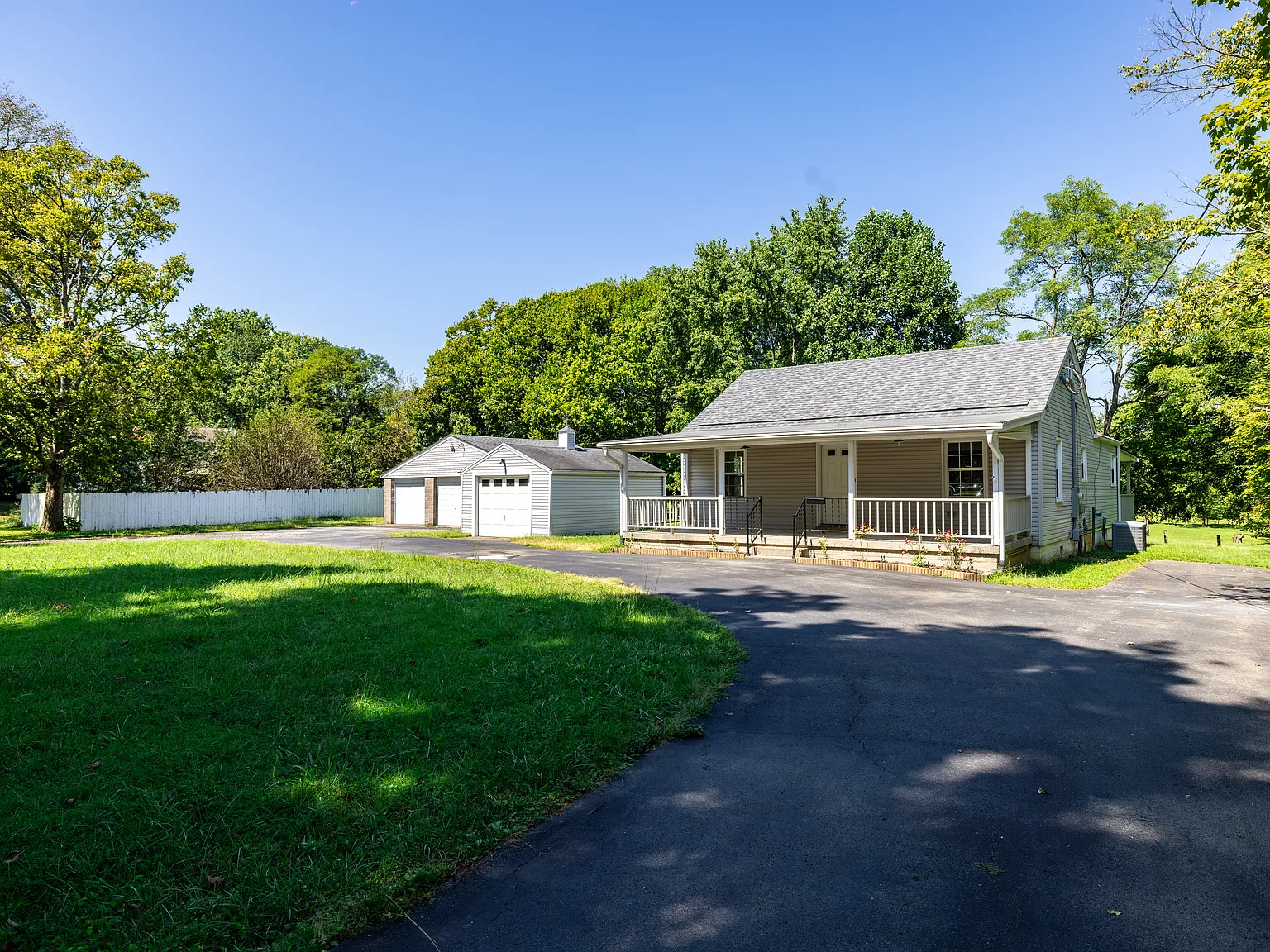 3 bed, 1.5 bath, 1250 sqft, $2,149 — Photo 1