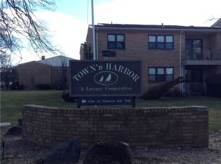 43 Hampton Pl APT 10H, Freeport, NY 11520