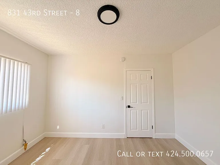 831 W 43rd St #8 — Photo 11