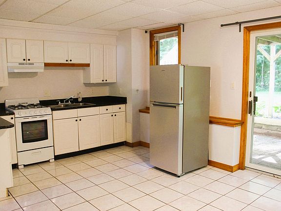 Kitchen w/slider to patio