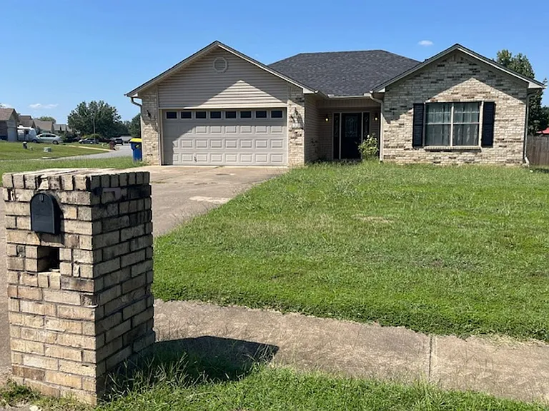 102 Rosebud Cir — Photo 1