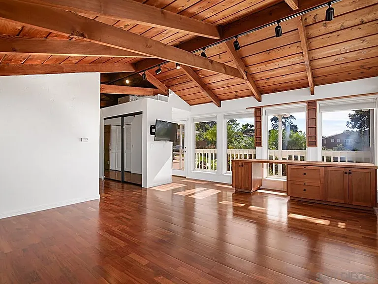 573 Amphitheatre Dr — Photo 19