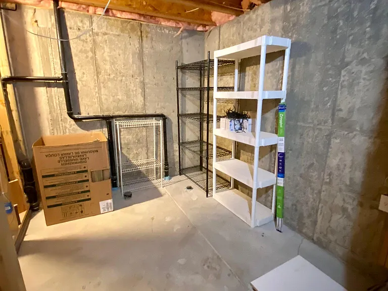352 Simmons St — Photo 31