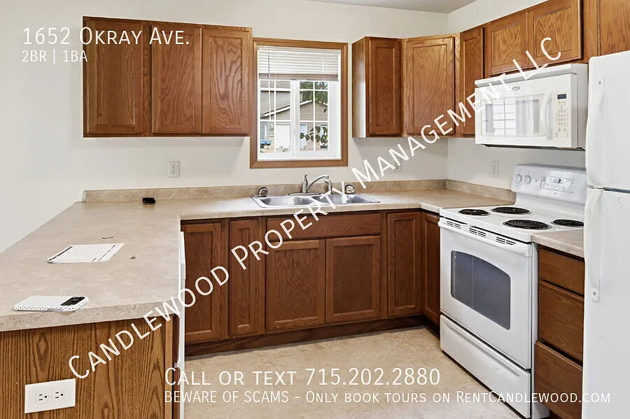 Cat Friendly 2 Bedroom Lower Apartment with a Garage Available September 1st! — Photo 4