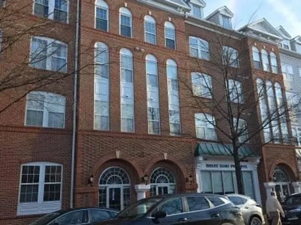 4951 Brenman Park Dr APT 410, Alexandria, VA 22304